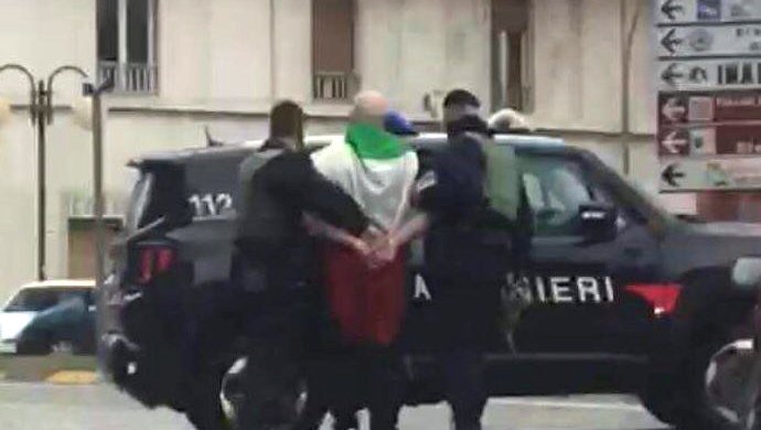 Fotografija: Italijanski karabinjerji so lani februarja v mestu Macerata aretirali desničarskega ekstremista, ki je s polavtomatsko puško streljal na temnopolte ljudi. FOTO: Reuters