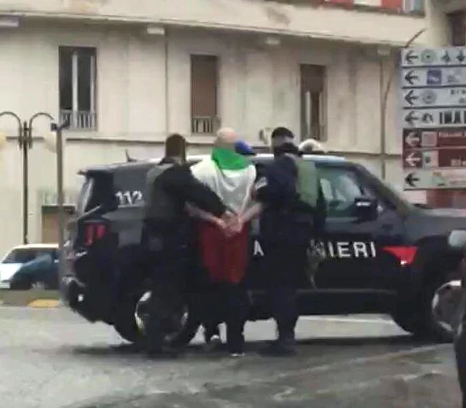 Italijanski karabinjerji so lani februarja v mestu Macerata aretirali desničarskega ekstremista, ki je s polavtomatsko puško streljal na temnopolte ljudi. FOTO: Reuters