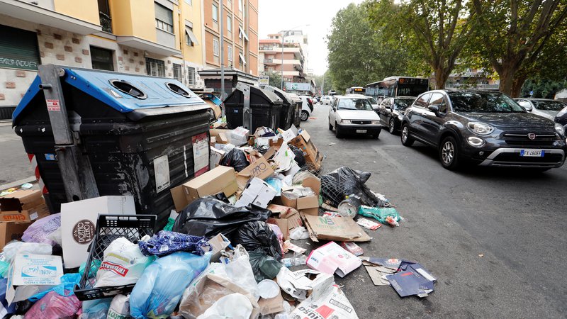 Fotografija: Rim se že dolgo spopada s pomanjkanjem centrov za predelavo odpadkov, nestabilne razmere v mestni komunalni družbi Ama pa utegnejo večno mesto potopiti v smeteh. FOTO: Remo Casilli/Reuters