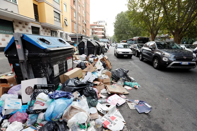 Rim se že dolgo spopada s pomanjkanjem centrov za predelavo odpadkov, nestabilne razmere v mestni komunalni družbi Ama pa utegnejo večno mesto potopiti v smeteh. FOTO: Remo Casilli/Reuters