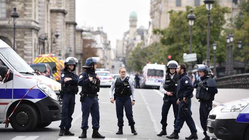 Fotografija: Napad se je zgodil le dan po tem, ko so francoski policisti stavkali zaradi vse pogostejšega nasilja nad njimi. FOTO: Martin Bureau/AFP