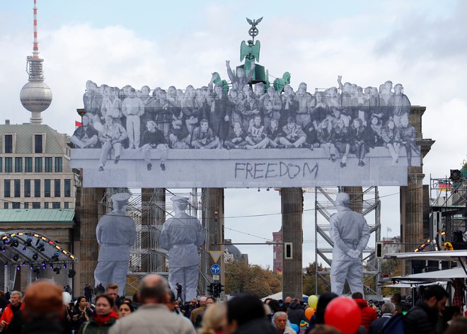 Praznovanje združitve v Berlinu. Foto: Fabrizio Bensch/Reuters