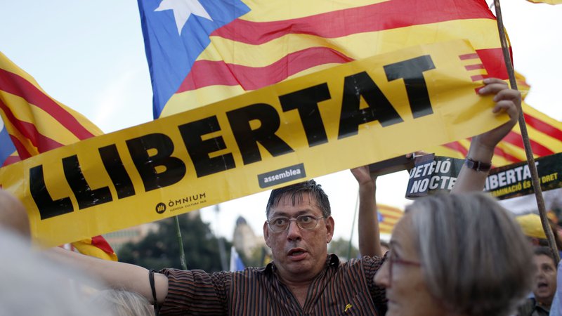 Fotografija: Člane iniciativne skupine skrbi, ker španske oblasti že dve leti v priporu zadržujejo devet katalonskih civilnodružbenih in političnih voditeljev. FOTO: Pau Barrena/AFP