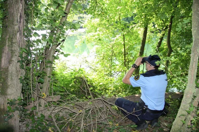 Policist na preži na bregu mejne reke Kolpe. FOTO: PU Novo Mesto