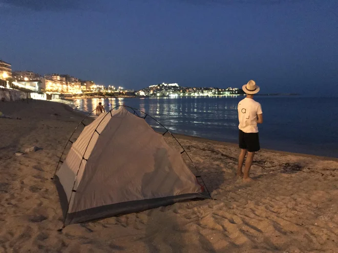 Zaradi divjega kampiranja nista imela težav, sta pa vestno šotor postavila šele ob mraku in ga že zgodaj zjutraj pospravila. FOTO: Osebni arhiv