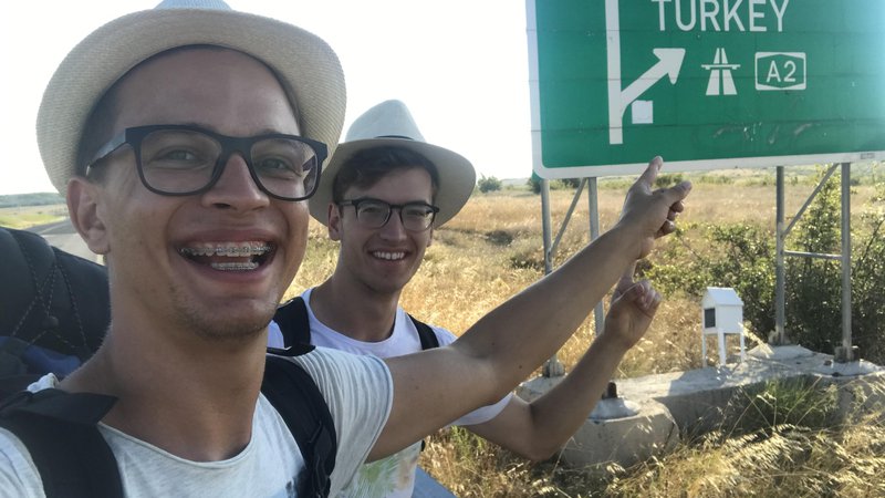 Fotografija: Dvajsetletnika Nik Skerbiš iz Celja in Dominik Polanc iz Laškega sta to poletje preizkusila staromodni način potovanja – avtoštop. FOTO: Osebni arhiv