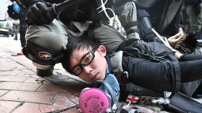 Fotografija: Celo ko so pripadniki varnostnih sil proti demonstrantom uporabili gumijaste krogle, so posledice občutili vsi, ki so se znašli na njihovi poti. FOTO: Anthony Wallace/AFP