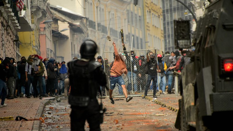 Fotografija: Med včerajšnjimi protesti v glavnem mestu Ekvadorja so se soočili demonstranti in policisti. FOTO: Rodrigo Buendia/AFP