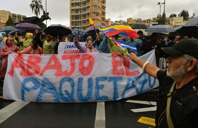 Demonstranti so ta teden v Quitu izrazili nasprotovanje ekonomskim in finančnim ukrepom, ki jih predvideva dogovor o posojilu med ekvadorsko oblastjo in Mednarodnim denarnim skladom. FOTO: Rodrigo Buendia/AFP