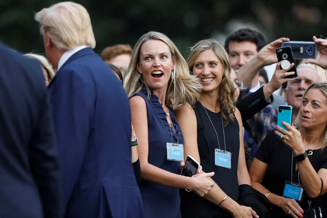 Zelo ekpresivna obrazna mimika mladih podpornic ameriškega predsednika Donalda Trumpa pred Belo hišo v Washingtonu. FOTO: Tom Brenner/REUTERS
