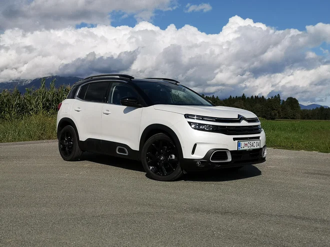 Oglat in hkrati zaobljen je aktualni Citroënov oblikovalski jezik, ki ga je v veliki meri deležen tudi C5 aircross. Foto Gregor Pucelj