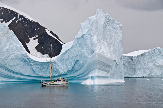 Zaradi podnebnih sprememb se talijo ledeniki in lomijo ledene gore. FOTO: Deloitte Slovenija