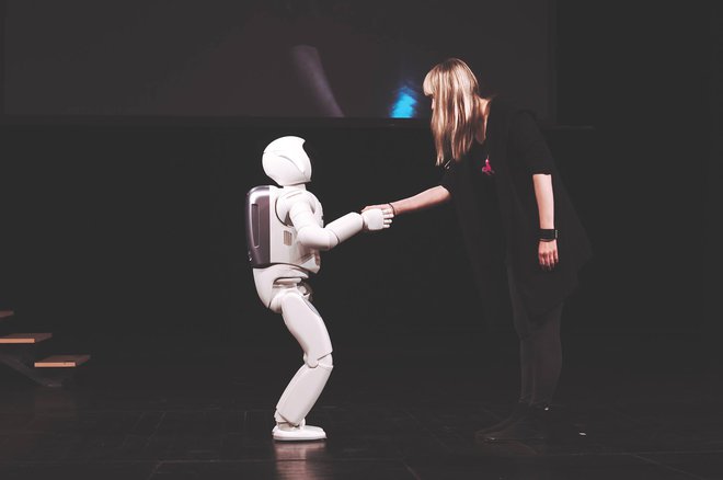 Humanoidni robot Asimo je ljubek, toda ali bi želeli, da vas tudi neguje? Foto Arhiv M. J.