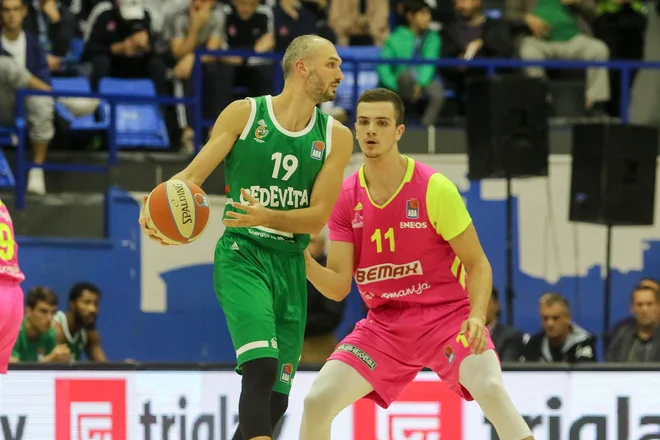 Marko Simonović (levo) je s 24 točkami zasenčil svojega mladega soimenjaka (desno), ki je v prejšnji sezoni igral v Stožicah. FOTO: ABA