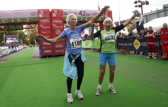 Helena žigon in Kazimira Lužnik na cilju maratona. Foto:Matej Druznik/Delo