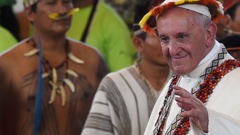 Fotografija: Katoliške tradicionaliste razburja Frančiškov predlog, da bi v Amazoniji, kjer marsikateri vernik vidi duhovnika nemara le enkrat letno, za duhovnike posvečali tudi poročene moške ali vdovce, ki že opravljajo diakonat. FOTO: AFP