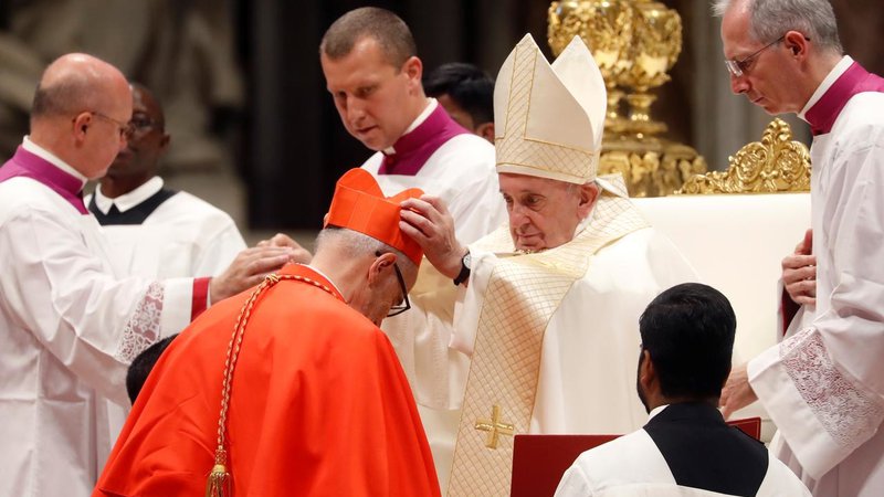 Fotografija: Papež Frančišek je v baziliki sv. Petra v Vatikanu umestil 13 novih kardinalov, med njimi jezuita Michaela Czernyja, podtajnika vatikanskega urada za begunce in migrante. Foto Reuters