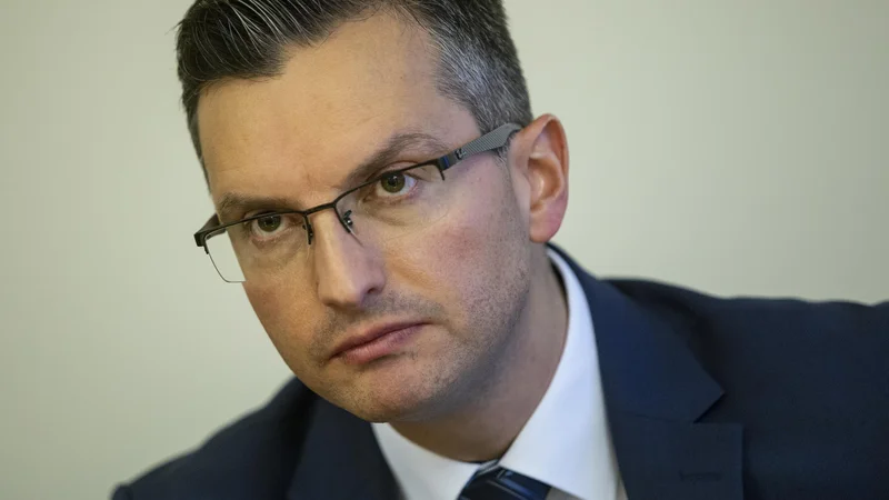&raquo;Kadar meniš, da je nekaj pravilno, je treba vztrajati, tudi če si nekulturno popljuvan iz vseh smeri,&laquo; je zapisal premier. FOTO: Voranc Vogel/Delo