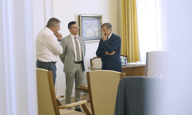 Luka Mesec govori, da gre &raquo;za začetek konca&laquo; sodelovanja Levice z vlado, Marjan Šarec pa svetuje tistim, ki ne vedo, kje bi raje bili, da je primernejša &raquo;opozicija v varni senci&laquo;. Fotografiji Leon Vidic in Blaž Samec