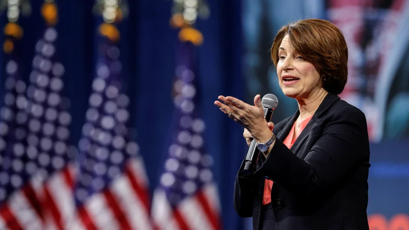 Fotografija: Senatorki slovenskih korenin Amy Klobuchar so očitali, da ni dovolj agresivna za spopad s Trumpom. Zdaj pa ga je tudi ona začela ostro napadati. Ji bo to prineslo nove politične točke? FOTO: Reuters