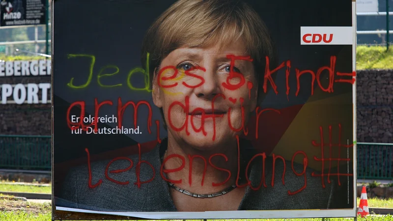 &raquo;Vsak peti otrok je reven, zato dosmrtni zapor.&laquo; Grafit med volilno kampanjo Angele Merkel. FOTO: Matthias Schumann/Reuters