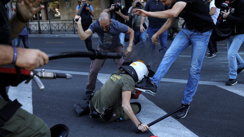 Fotografija: Grški protestniki sindikata PAME, so v Atenah napadli policiste med demonstracijami proti obisku ameriškega državnega sekretarja Mikea Pompea. FOTO: Alkis Konstantinidis/REUTERS