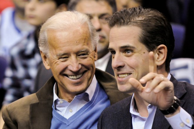 Nekdanji demokratski podpredsednik Joe Biden s sinom Hunterjem. FOTO: Jonathan Ernst/Reuters