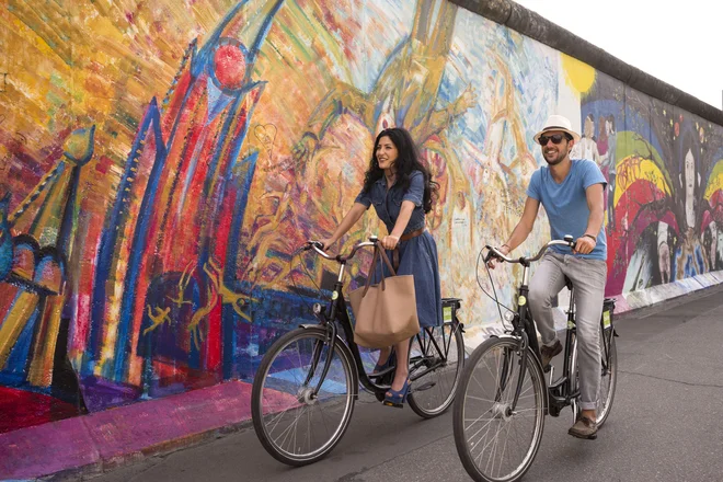Kolesarjenje ob East Side Gallery FOTO: Philip Koschel &nb