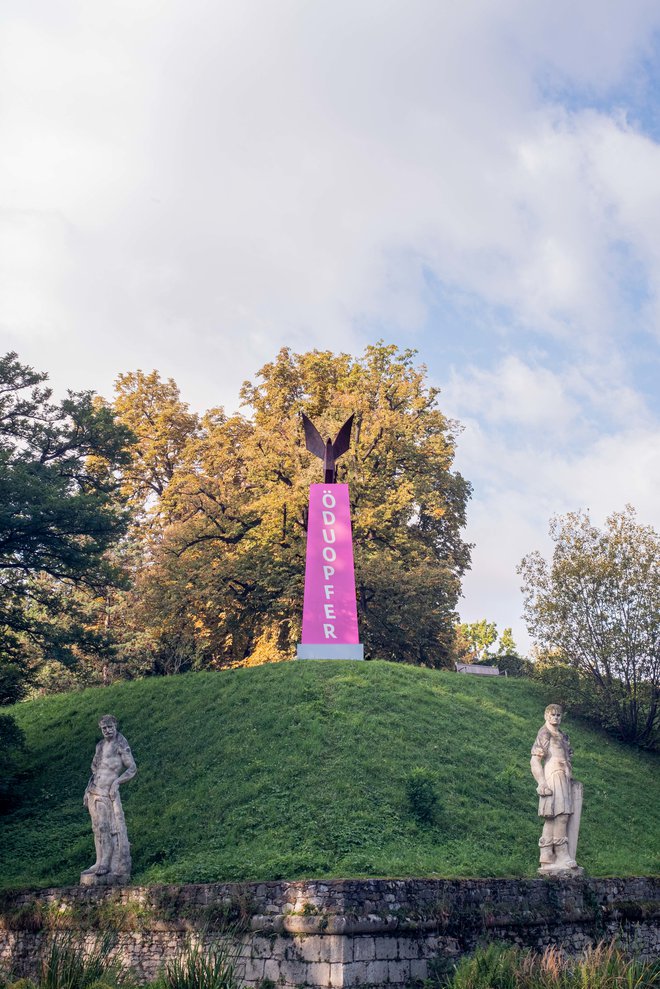Dunajski umetnik Eduard Freudmann je v mestnem parku postavil Spomenik mitu - osvoboditvi Avstrije izpod okupatorja in mitu, da je bila Avstrija žrtev nacizma. Foto Mathias Voelzke
