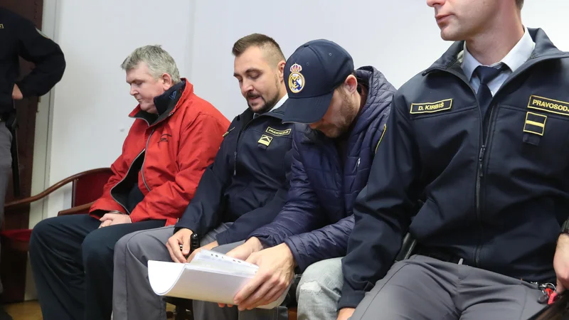 Fotografija: Filip Didović (na fotografiji v rdeči jakni) in nekdanji kriminalist Danilo Lavrinc nista priznala pečanja z drogo. FOTO: Dejan Javornik