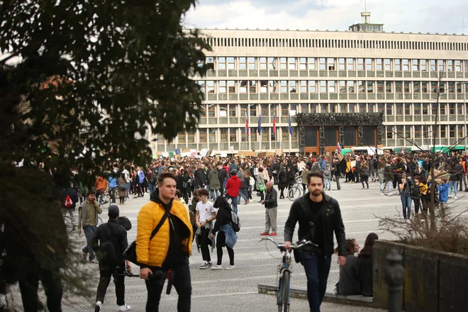Ustavni sodniki so že leta 2015 ugotovili, da poslanec, ki je ob mandat, nima učinkovitega sodnega varstva. FOTO: Jure Eržen/Delo