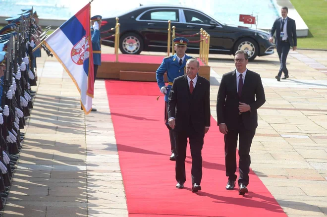 Turški predsednik Recep Tayyip Erdoğan srbskemu kolegu Aleksandru Vučiću gradi in sofinancira infrastrukturo. Foto STA