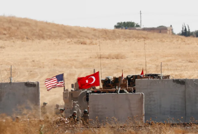 Trump je Erdoğanu odobril invazijo na kurdska območja na severu Sirije, vzhodno od reke Evfrat. FOTO: Murad Sezer/Reuters