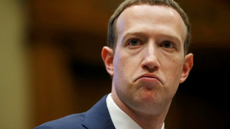 Fotografija: Zuckerberg je vreden kar 70 milijard dolarjev. FOTO: Leah Millis/Reuters