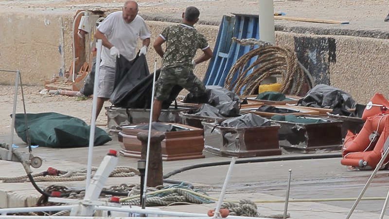 Fotografija: V času nesreče blizu Lampeduse je bilo vreme slabo, valovi pa visoki. FOTO: Reuters