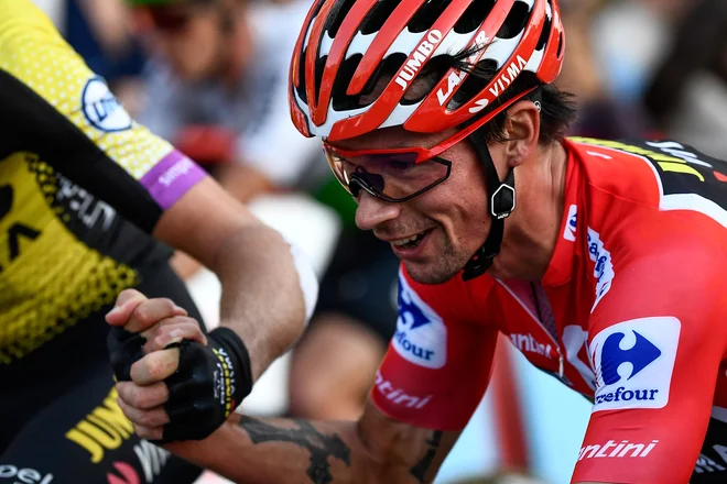 Primož Roglič je letos že osvojil rdečo majico najboljšega na Vuelti, morda bo tudi prestižno zlato kolo revije Velo Magazine. FOTO: AFP