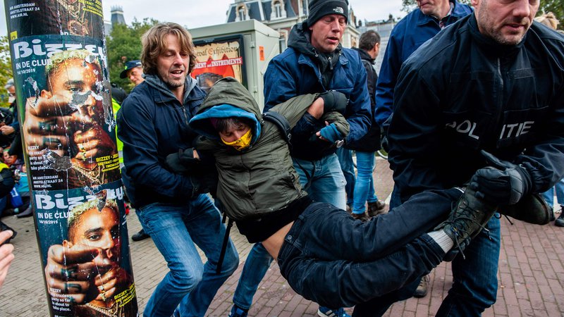 Fotografija: Po navedbah britanskega BBC je bilo v Amsterdamu aretiranih več kot 200 udeležencev podnebnega shoda. FOTO: Romy Fernandez/AFP