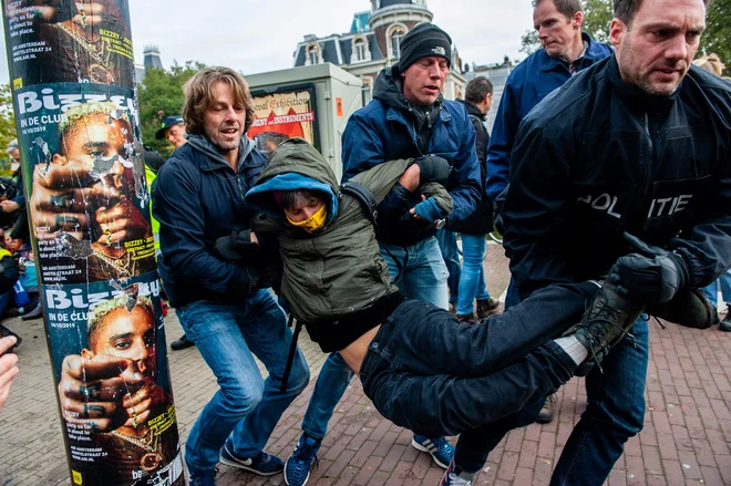 Po navedbah britanskega <em>BBC </em>je bilo v Amsterdamu aretiranih več kot 200 udeležencev podnebnega shoda. FOTO: Romy Fernandez/AFP