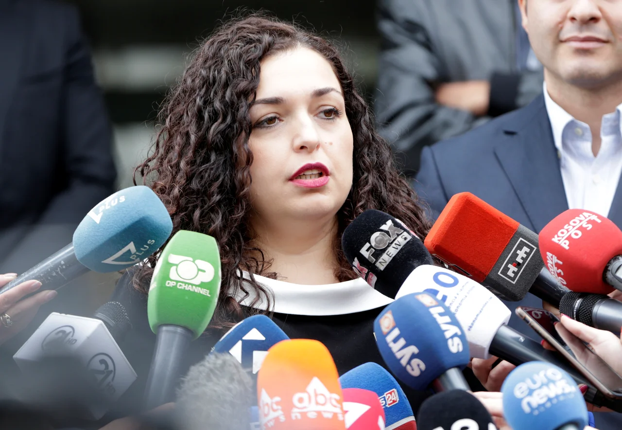 Fotografija: Na premierski stolček se lahko kot prva ženska povzpne tudi Vjosa Osmani. FOTO: Florion Goga/Reuters