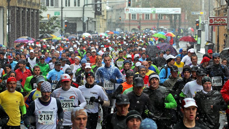 Fotografija: Maratonci med prvim kilometrom teka v srediscu Ljubljane. Foto: Matej Družnik/Delo