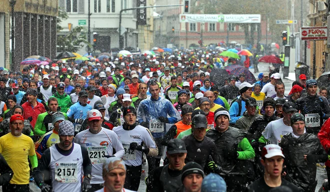 Maratonci med prvim kilometrom teka v srediscu Ljubljane. Foto: Matej Družnik/Delo
