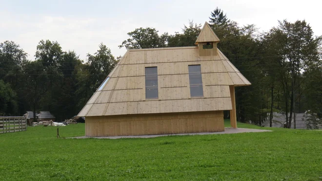 Brez gradbenega dovoljenja je zgrajena tudi cerkvica Marije Snežne, ki je kopija tiste na Veliki planini in jo je pred tremi leti blagoslovil frančiškan iz Kamnika. FOTO: Bojan Rajšek/Delo