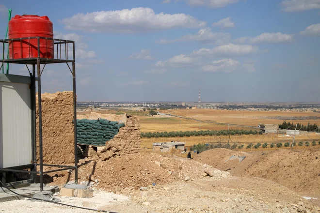 Sirski Kurdi so že v zgodnjih jutranjih urah poročali o topniških napadih na mesto Hasaka in mejni prehod Semalka med Sirijo in Irakom. FOTO: Delil Souleiman/AFP