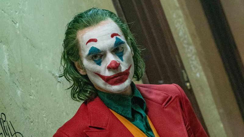 Fotografija: Phillipsov Joker je negativec, ki ga gledalec nujno ne obsoja, ampak lahko z njim celo sočustvuje, kar je za nekatere nesprejemljivo. FOTO: Niko Tavernise/Warner Bros