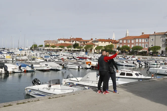 Občina Izola načrtuje z novim OPN območje R Mercurijevega proizvodnega obrata razglasiti za zeleno cono. Kaj pa »Černobil« v bližnji ladjedelnici in Delamaris, ki kazi obalo? FOTO: Leon Vidic/Delo