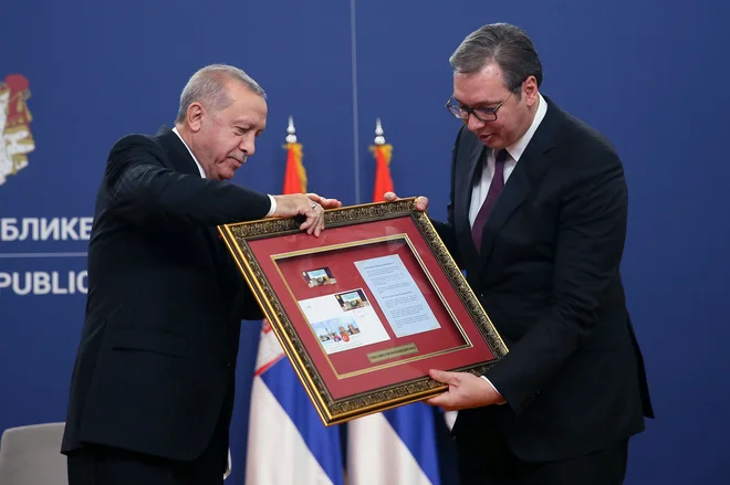 Srbski in turški predsednik Aleksandar Vučić in Recep Tayyip Erdoğan v Beogradu. FOTO: Oliver Bunic/AFP