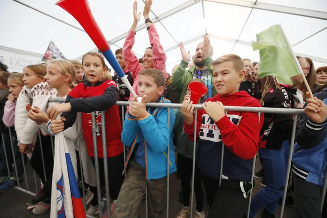 Navdušeni podporniki so dobili tudi avtograme. FOTO: Leon Vidic/Delo