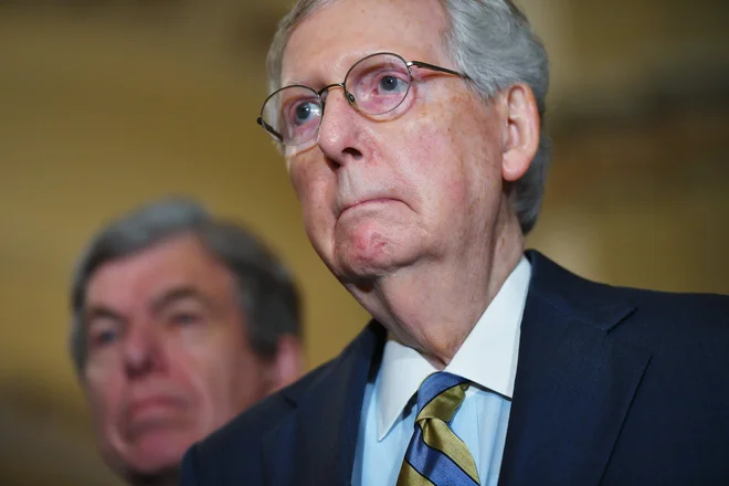 Predsednika opozarja tudi republikanski vodja senatne večine Mitch McConnell. FOTO: Mandel Ngan/Afp