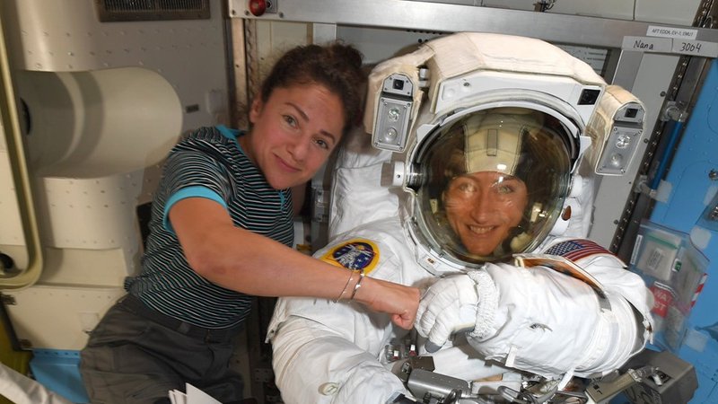 Fotografija: Za Jessico Meir (levo) bo to prvi vesoljski sprehod. Christina Koch je prvega opravila marca, v petek jo čaka drugi, 21. oktobra pa tretji in hkrati zgodovinski. Če se seveda ne bo kaj zapletlo ... FOTO: Nasa