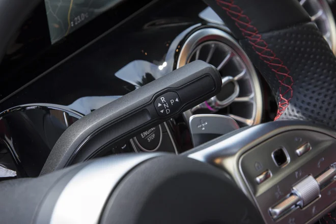 Mercedes kot eden redkih proizvajalcev ročico samodejnega menjalnika ohranja ob volanskem obroču. Foto Daimler